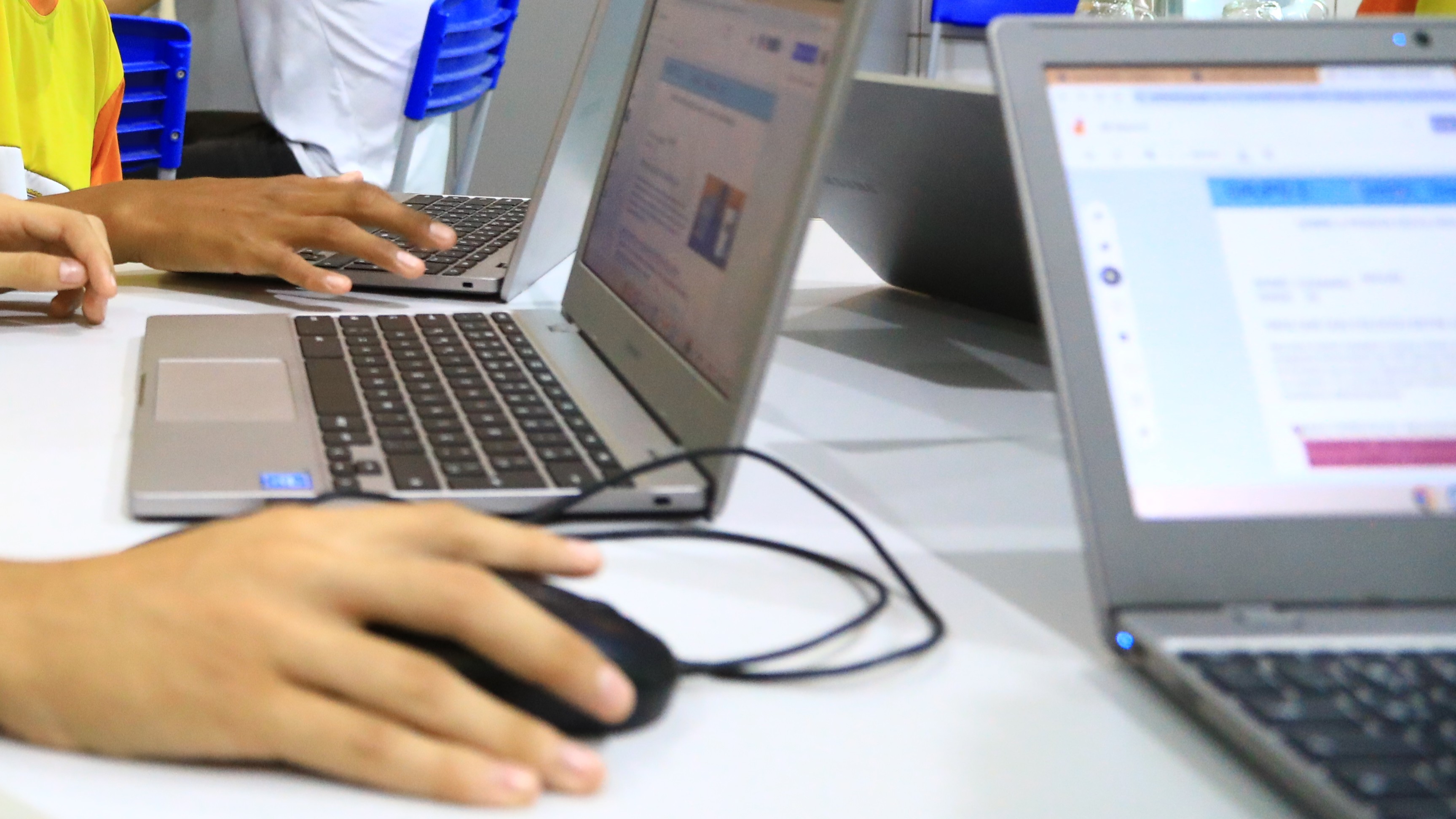 mãos digitando um computador